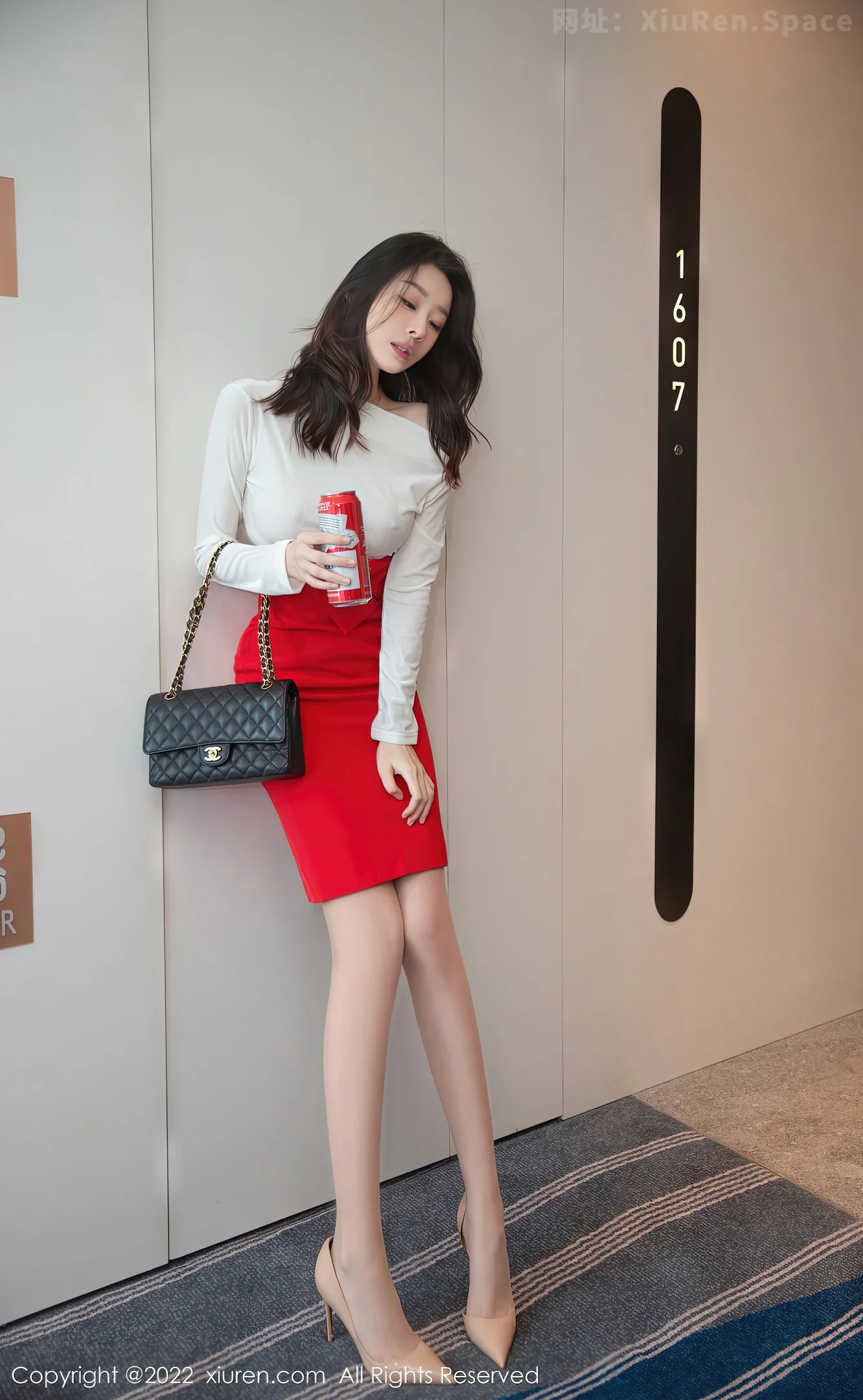 图片[3]-[XiuRen秀人网] VOL.5836 模特是小逗逗醉酒主题白色轻透收身上衣配红短裙迷人诱惑写真80P-秀人网官方网站